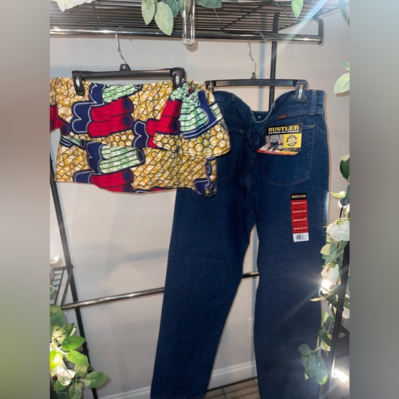 Old school jeans with a flowey crop top - Picture 3 of 4